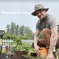 Beckham mengaku jatuh cinta dengan Cotswolds. Dalam sebuah perbincangan hangat dengan Ratu Camilla, Beckham bercerita, “Tempat itu sangat indah. Kami sangat bahagia di sana. Kami punya ayam.” Foto: dok. Instagram @davidbeckham