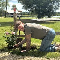 Meski Victoria mengakui bukan penggemar berkebun, David justru sangat menikmati waktunya di kebun. Ia juga dikenal merawat koloni lebah peliharaannya sendiri. Hal ini pun diikuti oleh Meghan Markle dan Pangeran Harry. Foto: dok. Instagram @davidbeckham