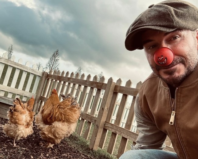Meskipun statusnya sebagai salah satu selebriti dunia, Beckham tidak sungkan menyatu dengan warga lokal. Ia kerap terlihat mengenakan jaket dan topi datar ala pria pedesaan saat berbelanja di farm shop area rumahnya itu. Foto: dok. Instagram @davidbeckham