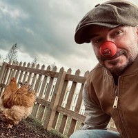 Meskipun statusnya sebagai salah satu selebriti dunia, Beckham tidak sungkan menyatu dengan warga lokal. Ia kerap terlihat mengenakan jaket dan topi datar ala pria pedesaan saat berbelanja di farm shop area rumahnya itu. Foto: dok. Instagram @davidbeckham
