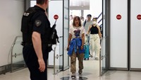 Aktivis lingkungan asal Swedia, Greta Thunberg, tiba di Bandara Paris-Charles de Gaulle, Prancis, Rabu (10/6/2025) usai dideportasi dari Israel. Ia sempat ditahan setelah ikut dalam misi kapal bantuan kemanusiaan menuju Gaza yang diblokade oleh militer Israel. (REUTERS/Gonzalo Fuentes)