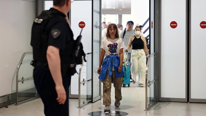 Dideportasi Israel, Greta Thunberg Kecam Blokade Gaza Swedish activist Greta Thunberg, who departed Israel by plane on Tuesday after being detained aboard the Gaza-bound British-flagged yacht