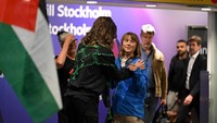 Setelah transit di Prancis selama beberapa jam, Thunberg melanjutkan perjalanan pulang ke Stockholm, Swedia. Ia menyatakan akan terus melanjutkan perjuangan dan advokasinya dari luar wilayah konflik. (REUTERS/Anders Wiklund/TT)