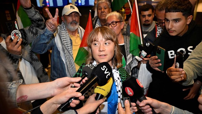 Swedish activist Greta Thunberg talks to journalists as she arrives at Arlanda airport outside Stockholm, Sweden, June 10, 2025. TT News Agency/Anders Wiklund via REUTERS ATTENTION EDITORS - THIS IMAGE WAS PROVIDED BY A THIRD PARTY. SWEDEN OUT. NO COMMERCIAL OR EDITORIAL SALES IN SWEDEN.