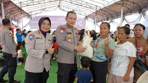 Direktorat Binmas Polda Metro turun memberikan trauma healing kepada korban kebakaran di Kapuk Muara, Jakut