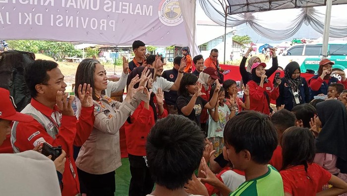 Direktorat Binmas Polda Metro turun memberikan trauma healing kepada korban kebakaran di Kapuk Muara, Jakut