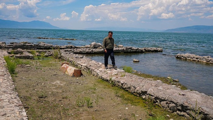 Ditemukan! Pemakaman Bawah Air Dekat Basilika Iznik Turki BURSA, TURKIYE - MAY 29: A view of the basilica at Lake Iznik, as underwater archaeological excavations and researches continue, in Bursa, Turkiye on May 29, 2025. The basilica, which was found 11 years ago at a depth of 1.5 to 2 meters and 20 meters off the lake shore, has been the site of ongoing excavations since 2015. (Photo by Mehmet Emin Menguarslan/Anadolu via Getty Images)