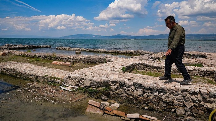 BURSA, TURKIYE - MAY 29: A view of the basilica at Lake Iznik, as underwater archaeological excavations and researches continue, in Bursa, Turkiye on May 29, 2025. The basilica, which was found 11 years ago at a depth of 1.5 to 2 meters and 20 meters off the lake shore, has been the site of ongoing excavations since 2015. (Photo by Mehmet Emin Menguarslan/Anadolu via Getty Images)