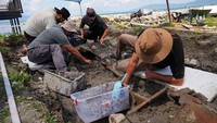Tim arkeologi menghindari pemindahan kerangka manusia untuk disimpan. Sebaliknya, mereka memulihkan dan mengubur kembali kerangka dengan hati-hati, membiarkan pintu terbuka untuk analisis DNA di masa mendatang jika diperlukan. Foto: Mehmet Emin Menguarslan/Anadolu via Getty Images