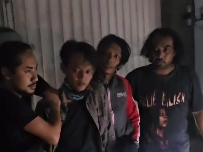 Dua pelaku yang mengeroyok dan membuang korbannya hingga ke banjir kanal Barat Semarang hingga tewas, Selasa (10/6/2025).
