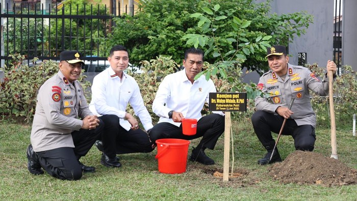 Dukung Green Policing, Kabareskrim Tanam Pohon di Polda Riau (Foto: dok. Polda Riau)