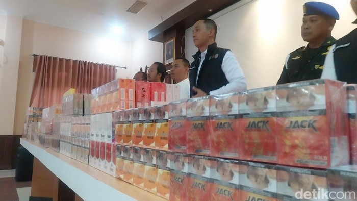 Ekspos hasil razia rokok ilegal di Majalengka.
