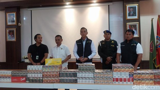 Ekspos hasil razia rokok ilegal di Majalengka.