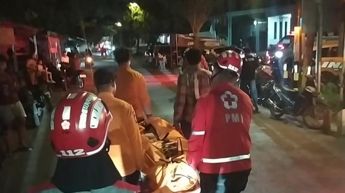 Evakuasi wanita penjual kerupuk yang tewas tertabrak KA di Manukan, Surabaya.