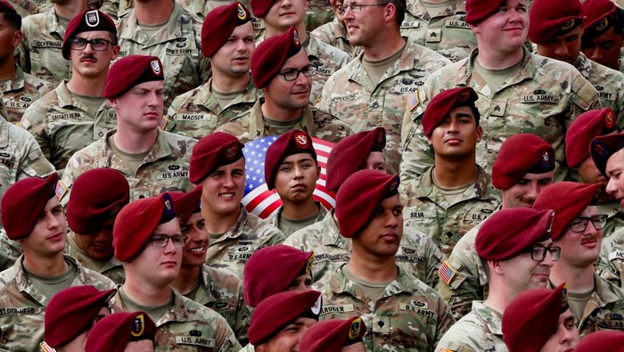 Presiden Amerika Serikat Donald Trump mengunjungi Fort Bragg, Selasa (10/6/2025), dalam rangka memperingati hari jadi Angkatan Darat Amerika Serikat. REUTERS/Evelyn Hockstein