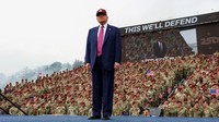 Dari atas panggung utama, Trump menyampaikan pidato yang mengangkat tema patriotisme, pengorbanan, dan kekuatan nasional. Ia memuji dedikasi para anggota militer serta menegaskan komitmen pemerintah dalam memperkuat pertahanan nasional. REUTERS/Evelyn Hockstein