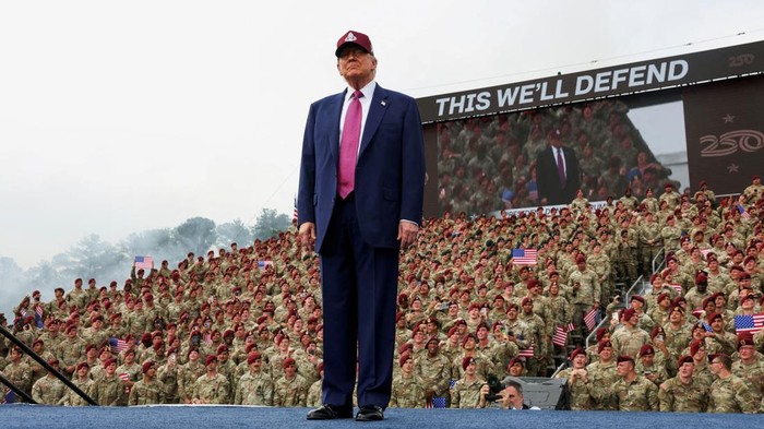 Presiden Amerika Serikat Donald Trump mengunjungi Fort Bragg, Selasa (10/6/2025), dalam rangka memperingati hari jadi Angkatan Darat Amerika Serikat. REUTERS/Evelyn Hockstein