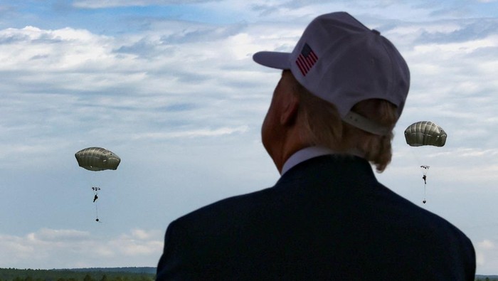 Fort Bragg Jadi Panggung Trump Peringati Hari Jadi Militer AS Presiden Amerika Serikat Donald Trump mengunjungi Fort Bragg, Selasa (10/6/2025), dalam rangka memperingati hari jadi Angkatan Darat Amerika Serikat. REUTERS/Evelyn Hockstein