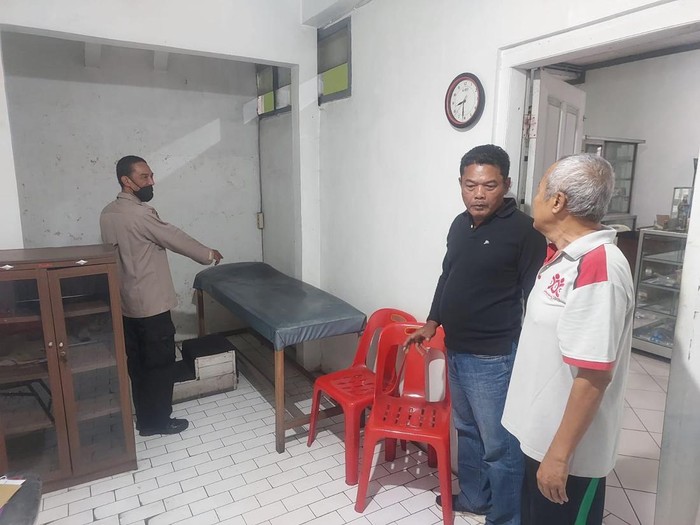 Foto ranjang pasien tempat si pembobol ketiduran di sebuah apotek di Ungaran, Semarang, Selasa (10/6/2025).