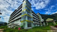 Gedung ini kini lebih mirip bangunan kosong yang ditelan hutan ketimbang pusat pelayanan publik.