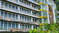 Namun hingga kini, proyek pembangunan gedung tersebut belum rampung dan tak terlihat ada aktivitas pembangunan lanjutan.