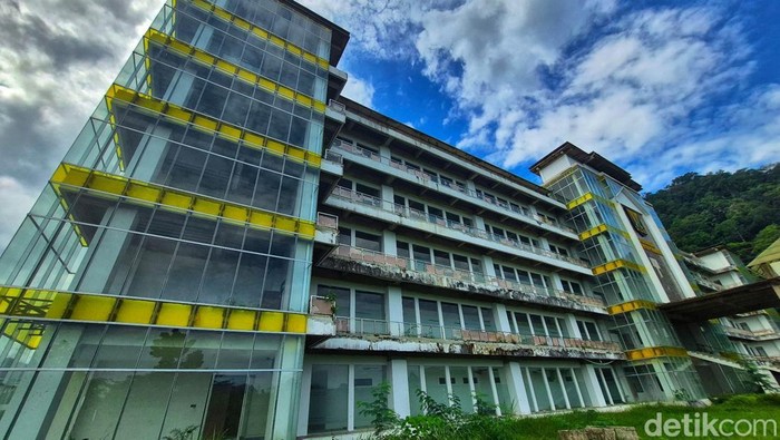 Gedung Perkantoran Pemkab Sukabumi yang mangkrak. Gedung Perkantoran Pemkab Sukabumi yang mangkrak.