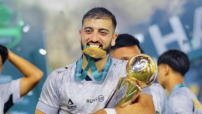 Gelandang Omid Popalzay saat membawa PSIM Jogja juara Liga 2 2024/2025.