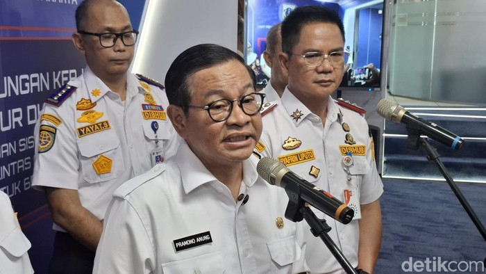 Gubernur Jakarta Pramono Anung memantau pengaturan lalu lintas di Jakarta memakai kecerdasan buatan (artificial intelligence/AI). Dia mau sistem ditingkatkan. (Brigitta Belia/detikcom)