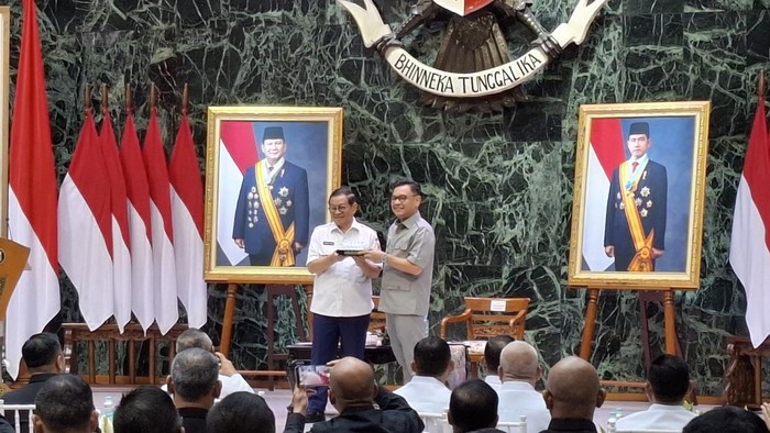 Gubernur Lembaga Ketahanan Nasional (Lemhannas), Tubagus Ace Hasan Syadzily, menyampaikan ucapan selamat ulang tahun kepada Gubernur DKI Jakarta Pramono Anung dalam kunjungan peserta Program Pemantapan Pimpinan Nasional (P3N) Angkatan ke-25 di Balai Kota Jakarta, Rabu (11/6/2025).