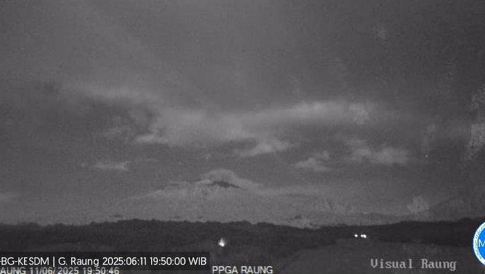 Gunung Raung kembali erupsi dengan letusan setinggi 600 meter di atas puncak pada Rabu (11/6/2025) malam. (ANTARA/HO-PVMBG)
