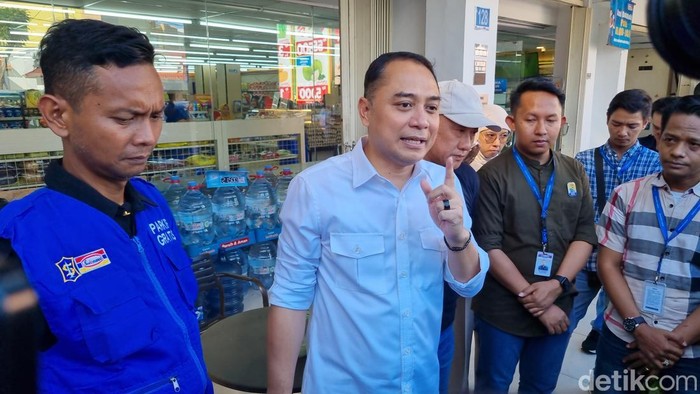 Hadi Purwanto, jukir resmi di salah satu minimarket di Jalan Kartini, Surabaya yang diintimidasi sejumlah preman.