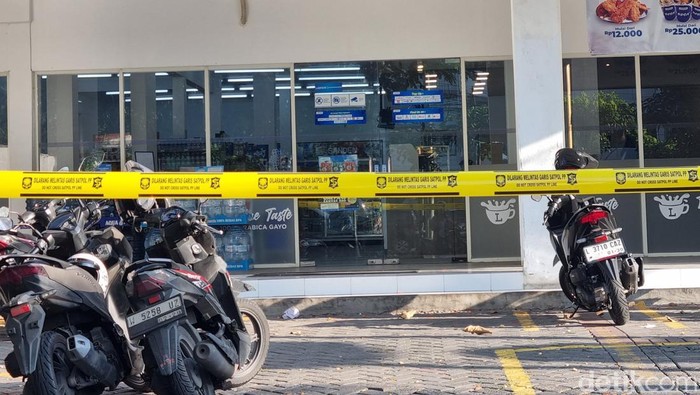 Halaman minimarket di Surabaya disegel