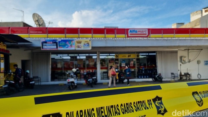 Halaman minimarket di Surabaya disegel