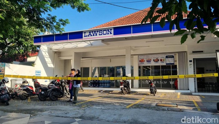 Halaman minimarket di Surabaya disegel