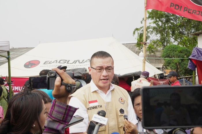 Kepala BAGUNA (Badan Penanggulangan Bencana) PDI Perjuangan DKI Jakarta Hardiyanto Kenneth Memberikan Keterangan Kepada Awak Media di Lokasi Kebakaran Penjaringan, Jakarta Utara.