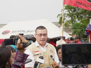 BAGUNA PDI Perjuangan Dirikan Dapur Umum untuk Korban Kebakaran Kapuk Muara