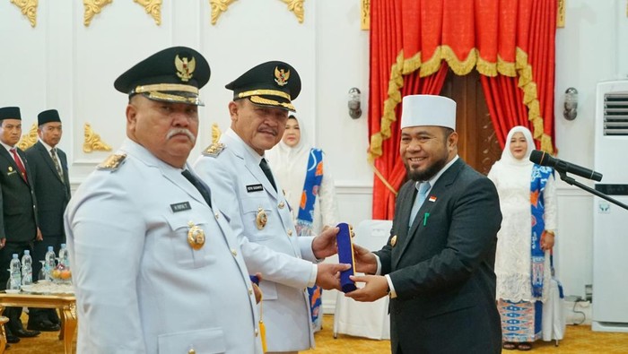Helmi melantik Bupati dan Wakil Bupati Bengkulu Selatan.