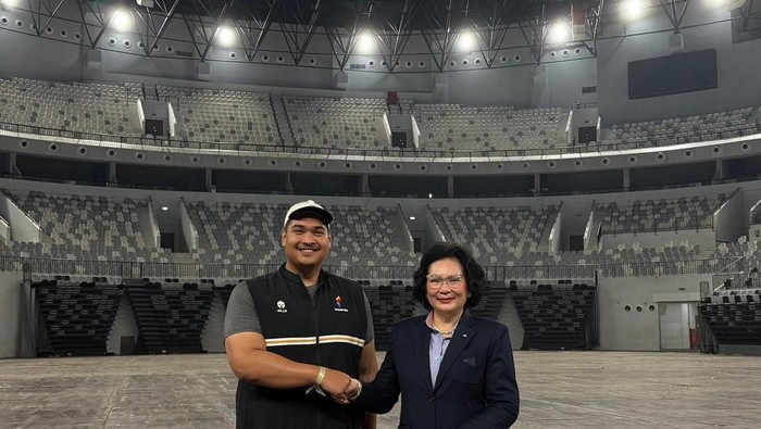 Menpora Dito Ariotedjo mendampingi Presiden Federasi Bulu Tangkis Dunia (BWF) Khunying Patama Leeswadtrakul di Indonesia Arena.