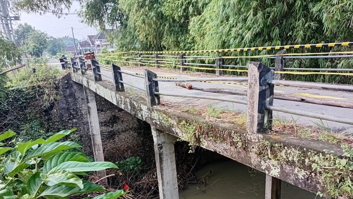 Jembatan di Lamongan ambles tergerus luapan sungai