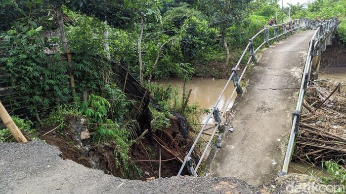 Jembatan putus usai diterjang banjir di Tulungagung.