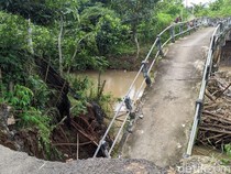 Jembatan 30 Meter di Tulungagung Diterjang Banjir hingga Putus Total