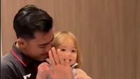 Anak aku diculik. Siapa ini? Om Jowo, ini Om Jowo, ungkap Jennifer Coppen yang mengarahkan kameranya ke arah Pratama Arhan dan Kamari. Foto: instagram Jennifer Coppen