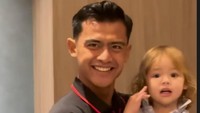 Pratama Arhan terlihat menghampiri Jennifer Coppen dan anaknya, Kamari di salah satu hotel di Jepang. Pratama Arhan langsung menggendong Kamari. Foto: instagram Jennifer Coppen