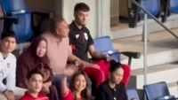 Azizah Salsha setia memberikan dukungan kepada Timnas Indonesia dan suaminya, Pratama Arhan di Jepang. Foto: instagram Jennifer Coppen