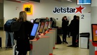 Jetstar Asia menyatakan bahwa seluruh karyawan yang terdampak akan menerima tunjangan pemutusan hubungan kerja. CEO Jetstar Group, Stephanie Tully, menegaskan bahwa pihaknya berkomitmen memberikan dukungan penuh dan membantu para staf menemukan peran baru di industri penerbangan. Getty Images/Asanka Ratnayake