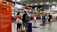 Lonjakan biaya pemasok, tarif bandara, dan beban biaya industri penerbangan yang terus meningkat menjadi faktor utama yang membebani keberlanjutan operasional maskapai yang sahamnya dimiliki oleh maskapai Australia Qantas. Selain itu, persaingan ketat dan kapasitas berlebih di kawasan Asia turut memperparah tekanan terhadap perusahaan. Foto: Getty Images/Lisa Maree Williams