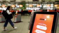 Jetstar Group menyatakan bahwa keputusan ini merupakan kabar yang sangat sulit, terutama bagi para karyawan dan pelanggan setia Jetstar Asia. Mereka berkomitmen untuk memberikan dukungan penuh selama masa transisi ini, termasuk menyediakan berbagai opsi bagi pihak-pihak yang terdampak. Foto: Getty Images/Lisa Maree Williams