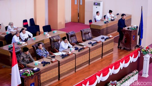 Juru bicara fraksi NasDem, Lalu Galih Setiawan, saat menyampaikan pandangan fraksi pada rapat paripurna DPRD Lombok Tengah, Rabu (11/6/2025).