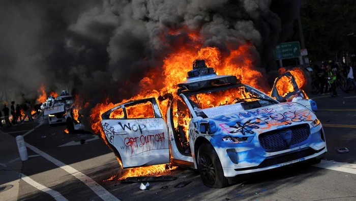SENSITIVE MATERIAL. THIS IMAGE MAY OFFEND OR DISTURB   Waymo cars burn during a protest against federal immigration sweeps in downtown Los Angeles, California, U.S. June 8, 2025. REUTERS/Daniel Cole     TPX IMAGES OF THE DAY