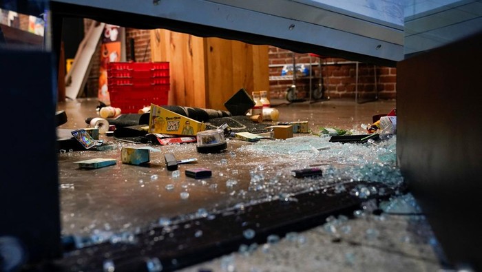 Products lie scattered in an Apple store after it was looted following days of protests against federal immigration sweeps and the deployment of the California National Guard and U.S. Marines, in downtown Los Angeles, California, U.S., June 10, 2025.   REUTERS/David Ryder